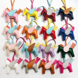 Designer nyckelringar kvinnor 33 färg mode häst djur nyckel ring pu läder tecknad dekorativ handväska nyckelring söt bil nyckelring grossist