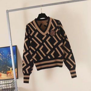 디자이너 스웨터 여자 가을 니트 V 넥 줄무늬 카디건 긴 소매 여성 자수 자카드 카디건 뜨개질 스웨터 코트