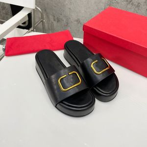 Yeni Bayanlar Sandallar Klasik Tasarımcı Perçin Terlik Platformu Yüksek Topuklu Düz Lüks Kauçuk Jöle Ayakkabıları Flip-Twe Deri Slip Slip Plaj Ayakkabıları 35-41