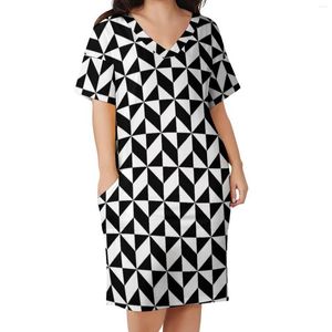 Plus Size Kleider Abstrakte Geometrie Freizeitkleid Weiblich Schwarz Und Weiß Niedlich Sommer Kurzarm Streetwear Print 3XL 4XL