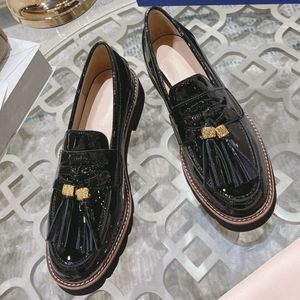 Popüler Kadın Loafer Ayakkabı Bu ayakkabı, ayakkabıların asaletini vurgulamak için parlak deri kullanıyor Klasik basit atmosfer çok yönlü iyi bilinen marka mokasenleri