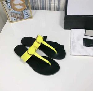 Moda de alta qualidade chinelos lisos lisos pretos sandálias de couro em forma de T Lady Luxury Beach Leisure Designers Designers Flip-flops femininos com caixa original