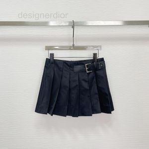 Gonne Designer 22 Inizio autunno Scuro Dipartimento Gruppo femminile Stile quotidiano Versatile Riduzione dell'età College Cintura a vita bassa Ultra corta a pieghe Mini ZH9J