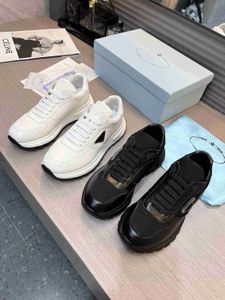 Populära par triangel sneakers designer varumärke casual skor män kvinnors sneakers fashionabla all-match svart vit sko