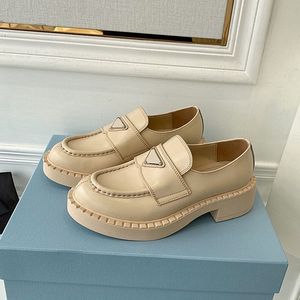 Schwarz-beige Monolith-Slipper aus gebürstetem Leder mit Metall-Dreieck-Logo. Damen-Designer-Kleiderschuhe, klassischer Penny-Casal-Loafer mit Plateauabsatz und spitzem Absatz