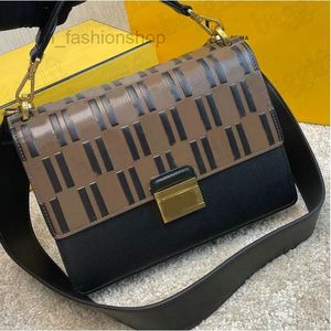 Bolsa de ombro de couro preta de grife Bolsas de compras femininas com corrente Bolsa transversal bolsa carteira bolsa luxos bolsas de design monogramas letras bolsas cobertas