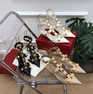 Designer-Sandalen für Frühling und Herbst, neue flache Damenschuhe mit hohen Absätzen, Nietendekoration, spitze Zehensandalen, schwarze modische Sandalen mit Staubbeutel