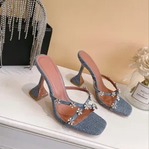 Amina Muaddi Lily Flower Crystal verzierte Riemchenpantoffeln, Pantoletten, Abendschuhe, Strass-Denim für Damen, Absätze, Luxus-Designer-Sandalen mit Absatz, Fabrikschuhe