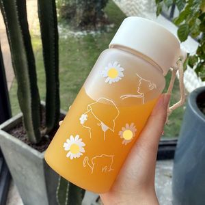 Wasserflaschen 500 ml Kleine Gänseblümchen Transparenter Kunststoff BPA-freie kreative gefrostete Flasche mit tragbarem Seil Reise-Teetasse