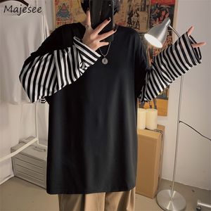 Camisetas masculinas de manga longa camisetas falsas duas peças de lazer chique listrado retalhos ulzzang primavera coreana bf camisetas soltas adolescentes retro 220905