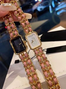 豪華なプレミア2列ピンクの革のクォーツリストウォッチ新しいボーイフレンド長い時計ヴィンテージホワイトマザーオブパールダイヤルウォッチ女性ボーイフレンドチェーン時計時計