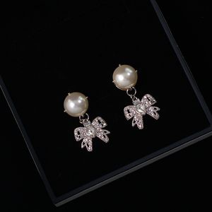 2022 Neues niedliches Bogenknoten -Designer Ohrringe Stud für Frauen Süßes Bogen glänzender Kristall Diamant Luxusmarken Ohrringe Ohrringschmuck