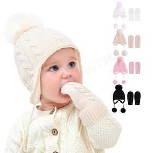 女の赤ちゃんは手袋と一緒に帽子を編むかぎ針編みの耳の保護帽子を閉める暖かい帽子をかぶる冬の帽子幼児幼児のアクセサリーを編む