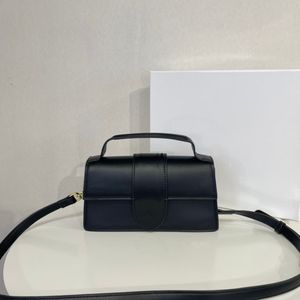 Borsa di design Mini Portafoglio con patta con portacarte in pelle di caviale Portafoglio a tracolla con catena 6917