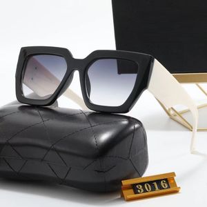 Neueste Mode großzügiges Design Sonnenbrille Frauen-Katze Augenstil Sonnenbrille Populär klassische goldene C-förmige dekorative Rahmen Damen Kleidung