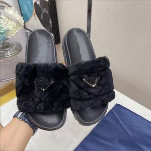 2022 Designer Feminino Chinelos de Lã Cor Sólida Pelúcia Bordado P Flip Flop Inverno Original Borracha Antiderrapante Fundo Cloudbust Couro de Ovelha Sandálias da Moda