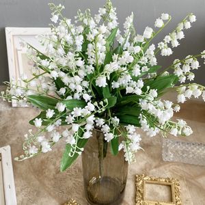 Faux Floral Greenery 6Pcs Bianco Fiore di plastica artificiale Mughetto Bouquet Matrimonio Casa Tavolo Centro Decorazione Accessori Pianta finta J220906