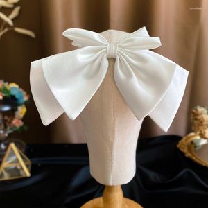 Copricapo da sposa fermagli con fiocco in raso bianco copricapo con clip laterale da sposa accessori per capelli eleganti per le donne