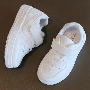 男の子と女の子のための白い子供の靴