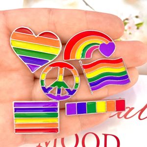 Notions Spille smaltate a forma di cuore con bandiera arcobaleno per Pride Gay Spille con risvolto personalizzate Distintivi Borse per giacche di jeans