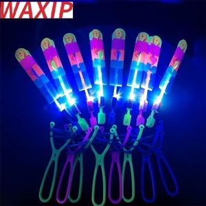 LED SwordsGuns 100pcslot eller 50st Amazing Light Toy Rocket Helicopter Flying S Party Fun Gummi Band Catapult 220905