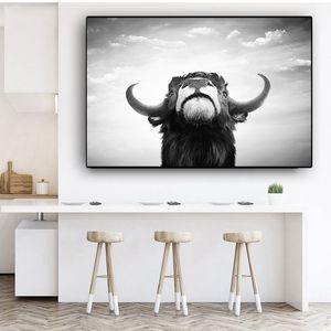 絵を描く黒と白のハイランド牛スカンジナビアの風景キャンバスポスターとプリントリビングルーム用のクアドロスウォールアート画像