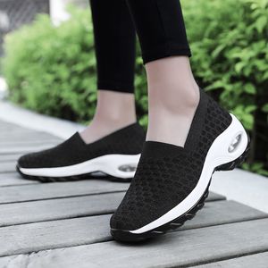 Casual shoes Designer Rhyton sneaker Men Women shoe Straw berry wave mouth print Trainer man woman By shoe25