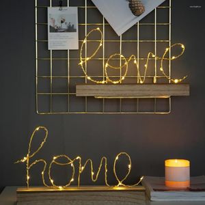 Stringhe Base in legno Luce notturna Chic Iron Love Home Lettera Lampada a LED Semplice e accogliente ornamento da scrivania Luci decorative calde