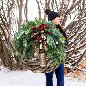 装飾的な花の花輪素朴なクリスマスリースラタンパインコーンガーランド農家の装飾ベルフロントドアの装飾ハンギングガーランドニューイヤーギフトT220905