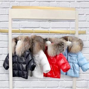 Детская дизайнерская одежда, модное детское пуховое пальто, зимняя теплая куртка для девочек и мальчиков с длинным рукавом и капюшоном из меха енота, верхняя одежда высокого качества, детская одежда