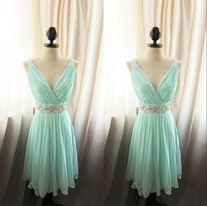 2023 Mint Green Short Bridesmaid Dresses Spaghetti Straps Knälängd pärlor Crystals Chiffon Beach Wedding Gästklänningar plus storlek skräddarsydd