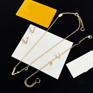 Jewelry Sets Luxury Bracelet Earrings Necklace Designer Studs Letter Diamond Pendent Necklaces Gold Fashion Silver Chain Link Bracelets Box