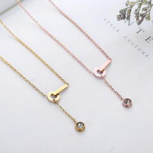 Collane con ciondolo Marchio di moda Gioielli da donna Color oro Lettera romana Trasparente Semplicemente piccola collana rotonda con zirconi cubici