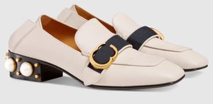 パールデザイナーの女性カジュアルシューズマーモントポンプ刺繍革の黒い白い装飾されたかかとのローファー5cmの高さのかかとの折りたたみ式フリンジ細部靴