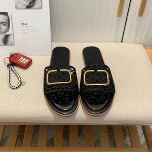 Moda Selas de moda feminina Sandals Sandals Hollow Flat Metal Rivet Sapatos de praia Tabely Leather Rubber Platform Flip-flops 35-42