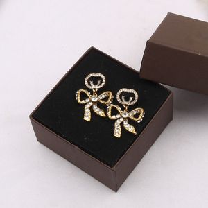 Designer di marchi di lusso placcati in oro 18 carati Doppie lettere Stud Lungo Eardrop Bowknot Geometrico Famose donne Crystal Rhinestone Pearl Earring Wedding Party Jewerlry