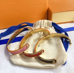 Vintage Luxury Letter rostfritt stål Justerbar armband Feminin Charm Fashion Leather Boutique Armband Smycken Bröllop Precious smycken Tillbehör