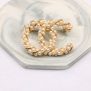 Sweet Wind Classic C Designers Pearl Brooch Women Rhinestone Letters Brooches Suit Pin Fashion Jewelry Clothing Decoration High Quality