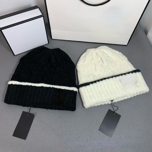 Klasik İşlemeli Çiçek Örme Şapka Sıradan Kadın Yün Şapka Kış Sıcak Beanie/Kafatası Kapakları Moda Sokak Şapkaları Chapeau Siyah Beyaz