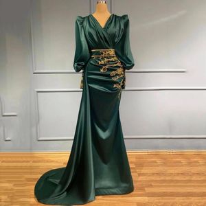 Vestidos de cetim verdes da noite Dubai Arabic Abiye Vestidos formais de baile de formatura com renda dourada com mangas compridas Vestido de celebridade