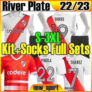 Camisa De Futebol De Placa De Rio venda por atacado-3xl River Plate Soccer Jerseys F s Vers o M Suarez J Alvarez de la Cruz Montiel Carrascal Borre Retro Men Kit Meias