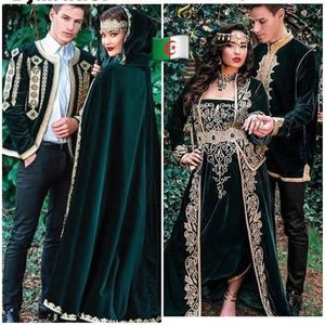 Algerische Karakou-Abendkleider von Traditions mit langem Überrock, jägergrünes Samt- und Gold-Spitzenapplikations-Kaftan-Abschlussballkleid