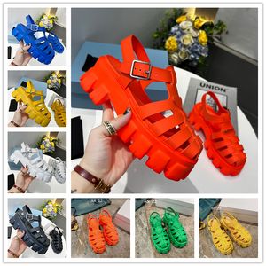 Women Foam Rubber Sandals مصمم أبيض أسود متراصة الصيف الأحذية المعدنية مثلث الشعار الصندل الرجع