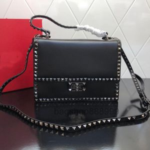 Borsa a tracolla in pelle bovina Borsa a tracolla con patta da donna Rivetti iconici Contorno Fine Trim 2 scomparti 1 tasca centrale con cerniera 2022 qualità