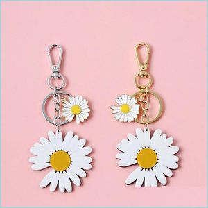 Keychains White Daisy Keychain Fashion Alloy Flowers for Women Emalj Flower Charm Key Chain Girl Car Bag Pendant Keyring Gifts Drop DHML4