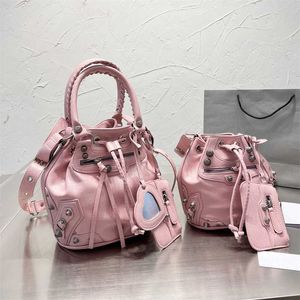 torby markowe Cagole Le XS Bucket Bag Arena skóra postarzane srebro hardware torebka odpinane serce lusterko nity ozdobne crossbody na ramię