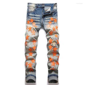 Męskie dżinsy męskie pomarańczowe plastry skórzane rozciągnięte dżinsowe otwory streetwearne Rozryte zwężające się spodnie vintage w trudnej sytuacji