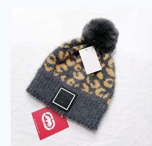 2022 Nya mode kvinnor vinter hattar leopard stickade mössor kepsar hår boll tjock flickor vinter varm hatt