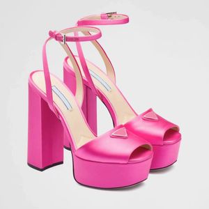Saltos de plataforma sandálias designers femininos sapatos moda cetim patente triangle fivela decoração de 13 cm de altura sapatos 35-42 com caixa de designer de roma