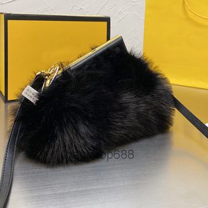 Designer väskor hand päls väska kvinnor handväska handväska middag koppling axel crossbody väskor mode metall lås gyllene hårdvara vinter handväskor wal